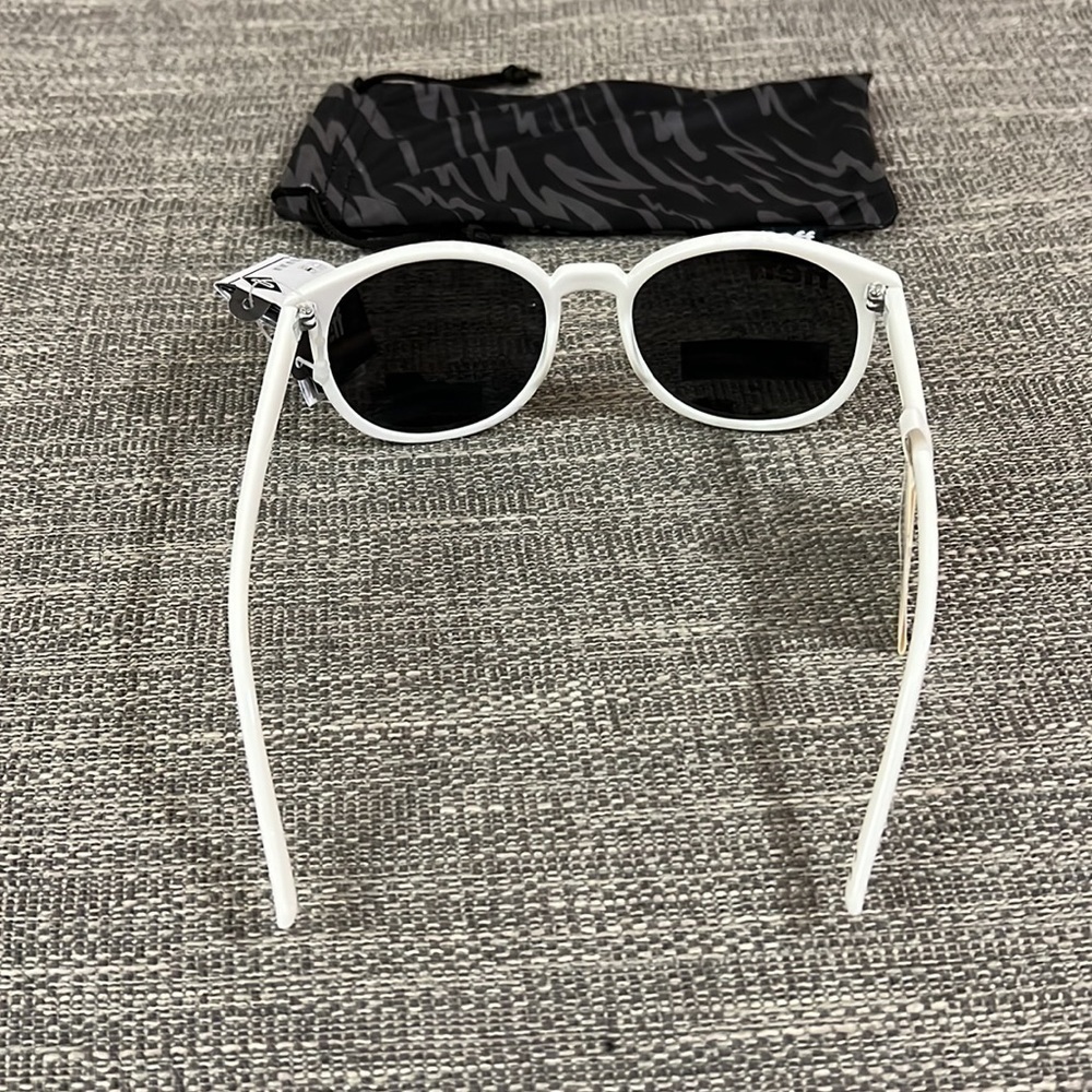 Neff Poppy Sunglasses - Picture 4 of 6